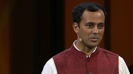 Ramanan Laxminarayanm under ett TED Talk i september 2014.