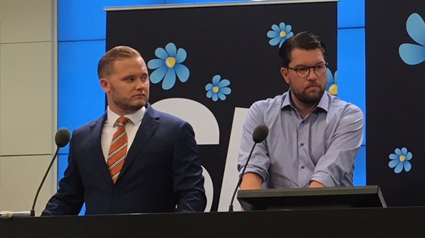 Henrik Vinge, integrationspolitisk talesperson, bredvid partiledaren Jimmie Åkesson för Sverigedemokraterna. 