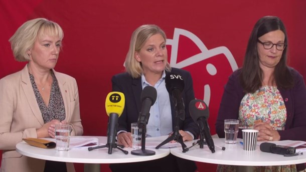 Minister för högre utbildning, Helene Hellmark Knutsson, finansminister Magdalena Andersson och gymnasieminister Anna Ekström presenterade vallöftena tillsammans under en presskonferens.