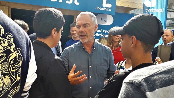 Liberalernas partiledare, Jan Björklund, vid valstugorna på Sergels torg.