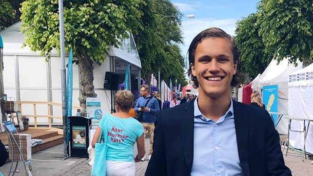 Erik Blom, ledamot av Skolkommissionen, förklarar att det var många olika politiska åsikter i kommissionen arbete. Men att bra samarbete gjorde att de trots det kunde enas om flera förslag.