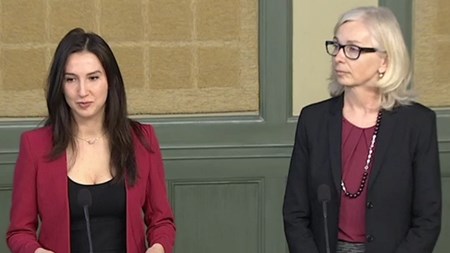 Gymnasie- och kunskapslyftsminister Aida Hadzialic och Skolverkets överdirektör Helen Ängmo presenterar direktiven till gymnasieutredningen på en pressträff på Rosenbad. 