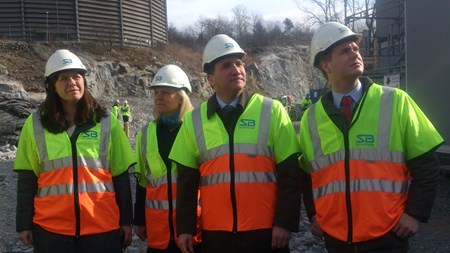 Åsa Romson (MP), Magdalena Andersson (S), Stefan Löfven (S) och Gustav Fridolin (MP) blickar ut över nybyggnation i Norra Djurgårdsstaden.