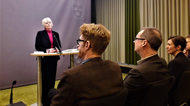 Pam Fredman och sekreterarna i utredningen under presskonferensen.