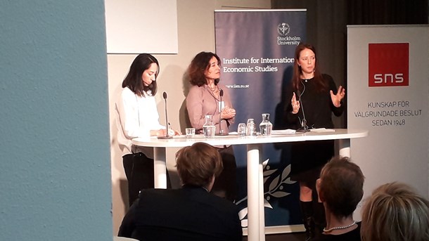 Från vänster: Arizo Karimi, postdoktor i nationalekonomi, Barbara Petrongolo, nationalekonomiprofessor och jämställdhetsminister Åsa Lindhagen (MP) deltog på SNS:s seminarium om jämställdhet på arbetsmarknaden. 