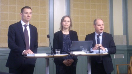 Särskild utredare Jonas Högström, sekreterare Hedvig Burman och justitieminister
Morgan Johansson under en pressträff på torsdagen.