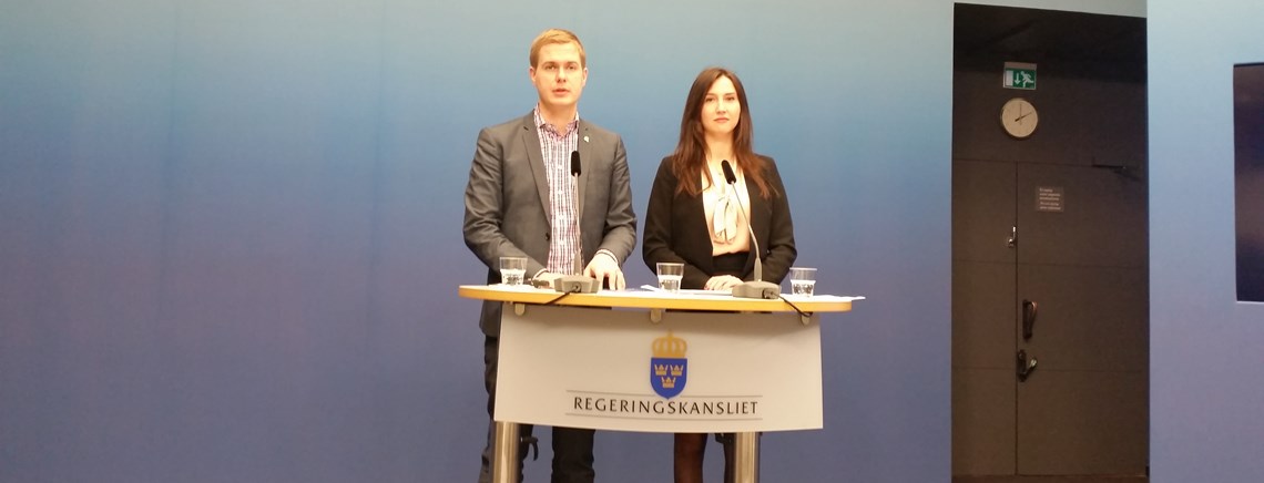 Ministrarna Gustav Fridolin och Aida Hadzialic presenterar skolkommissionen