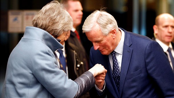 EU:s chefsförhandlare i brexit, Michel Barnier, hälsar Storbritanniens premiärminister, Theresa May, välkommen till Strasbourg.