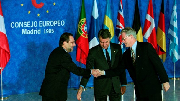 EU 1995 när Sverige gick med. Dåvarande statsminister Ingvar Carlsson hälsar på ordförandelandet Spaniens utrikesminister Javier Solana, mellan dem står Spaniens statsminister Felipe Gonzalez.