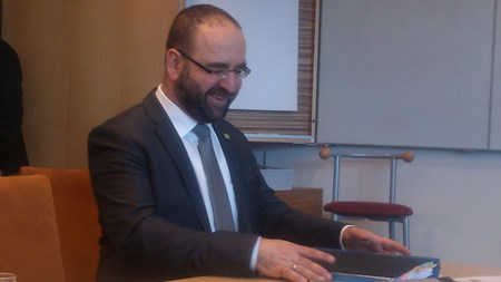 Bostadsminister Mehmet Kaplan (MP) under pressträffen.