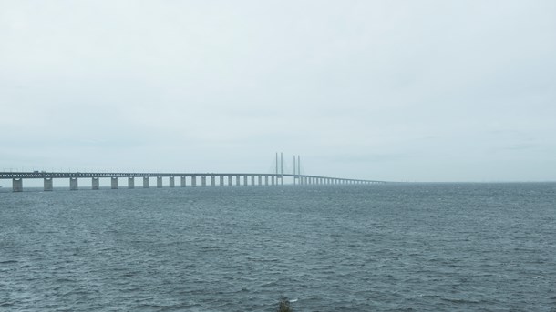 Trots att det blivit lättare att ta sig mellan länderna kvarstår administrativa och byråkratiska gränshinder, vilket minskar rörligheten på arbetsmarknaden, enligt artikelförfattarna. På bilden Öresundsbron, som knyter samman de nordiska länderna Danmark och Sverige. 