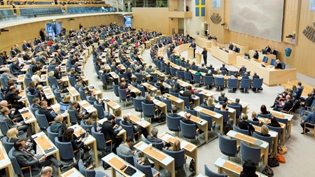 

Förslaget om en ny lag för riksdagsledamöterna förmåner dras
tillbaka. Skälet är kritik från juristerna i Lagrådet.

