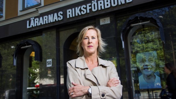 Åsa Fahlén, ordförande för Lärarnas riksförbund, menar att mycket måste göras för att förbättra lärarnas situation. 