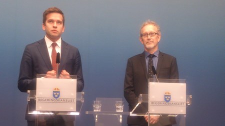 Sjukvårdsminister Gabriel Wikström (S) presenterar professor Olle Lundberg som ska leda kommissionen för jämlik hälsa.