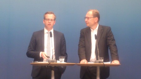 Näringsminister Mikael Damberg (S) med den särskilda utredaren Hans Rydstad under pressträff på torsdagen.