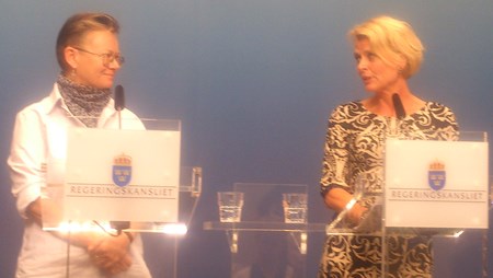 Den särskilda utredaren för den nationella kvalitetsplanen för äldreomsorgen Susanne Rolfner Suvanto presenteras av äldreminister Åsa Regnér (S) under en pressträff på torsdagen.