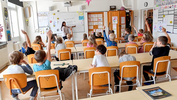 Varken Vetenskapsrådet, IVA, eller Skolforskningsinstitutet finner något stöd för att tidiga betyg ger bättre studieresultat i sina forskningsöversikter, skriver debattörerna. 