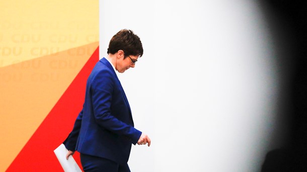 Annegret Kramp-Karrenbauer (AKK) lämnar pressträffen där hon meddelat sin avgång.