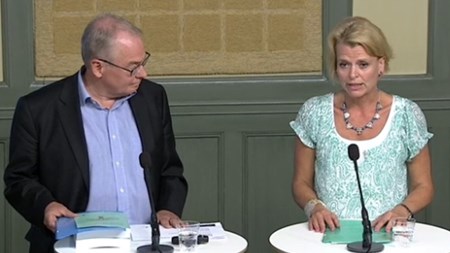 Den
särskilda utredaren Håkan Ceder presenterar utredningen tillsammans med barnminister Åsa Regnér (S).