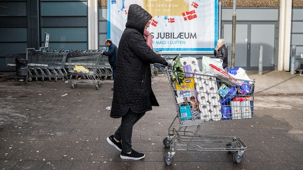 Omfattande åtgärder på grund av coronaviruset infördes i Danmark på torsdagen – något som fick många danskar att fylla förråden.