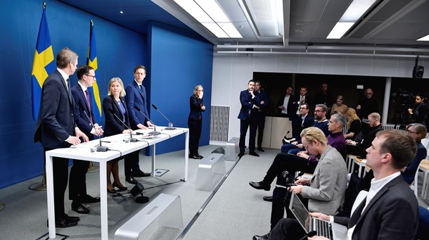 Finansmarknadsminister Per Bolund (MP), Mats Persson Liberalerna, finansminister Magdalena Andersson, och Emil Källström Centerpartiet, vid måndagens pressträff om ett stödpaket på över 300 miljarder.