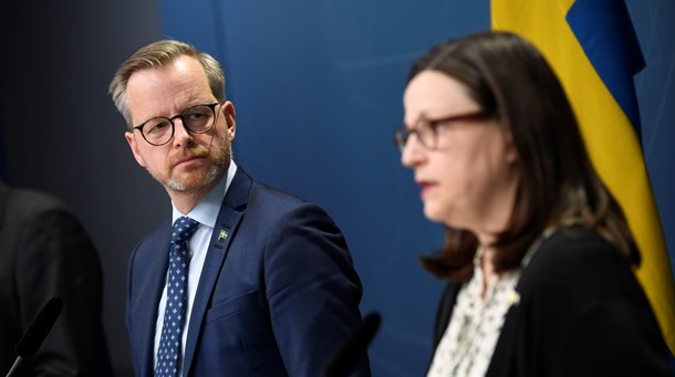 Regeringen fortsätter hålla skolorna öppna