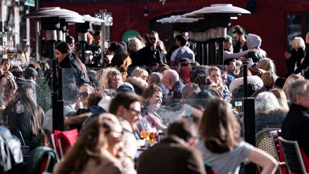 Bild från Lilla torg i Malmö den 21 mars. Nu vill Folkhälsomyndigheten glesa ut på barer och restauranger.