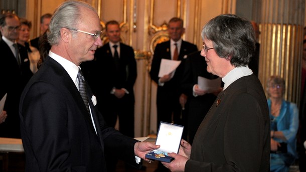 Lena Hjelm-Wallén tar emot H.M Konungens Medalj av 12:e storleken vid en ceremoni år 2008.