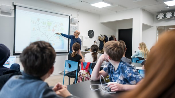 Arbetsbelastningen på lärare blir ohållbar när de både behöver täcka upp för varandra och se till att de elever som är borta från skolan får undervisning, anser debattören. 