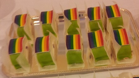 Vid pressträffen efter torsdagens regeringssammanträde bjöd regeringen på Pride-bakelser.