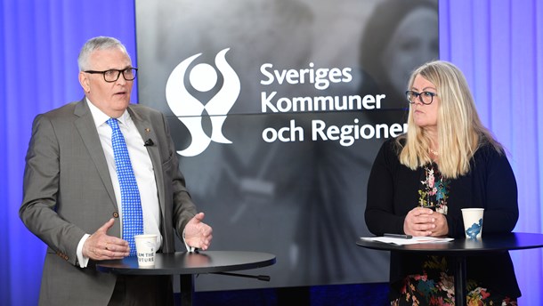 SKRs ordförande Anders Knape och chefsekonom Annika Wallenskog presenterar Ekonomirapporten.