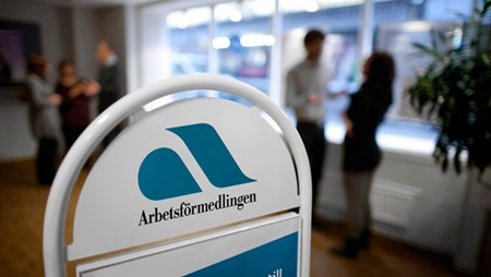 När en arbetslös missköter sig underrättar Arbetsförmedlingen a-kassan, som kan dra in ersättningen.