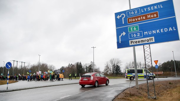 Demonstranter från bland annat Extinction rebellion demonstrerar i samband med rättegången i Mark- och miljööverdomstolen om Preems utbyggnadsplaner i Lysekil, 2020-03-10.