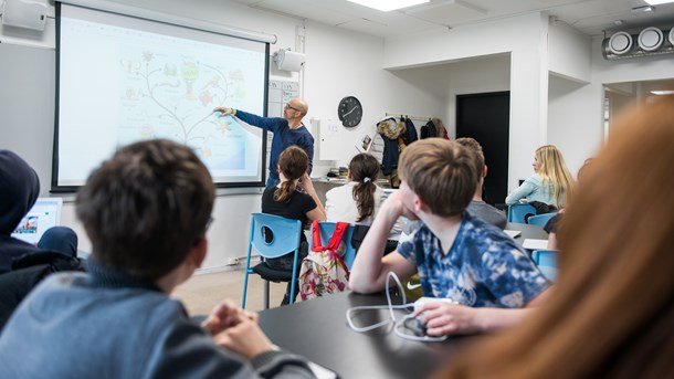 För att fler elever ska få chansen att gå ut skolan med godkända betyg behöver vi kvalitetssäkra lärarutbildningarna, skriver debattören.  