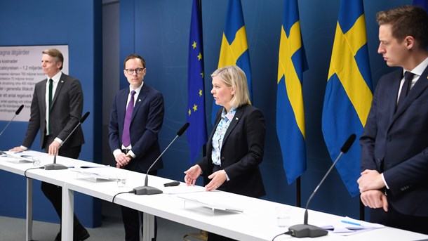 Per Bolund (MP), Mats Persson (L), Magdalena Andersson (S) och Emil Källström (C). Regeringen, C och L satsar 2,2 miljarder kronor för att stärka äldreomsorg och sjukvård i år och nästa år.