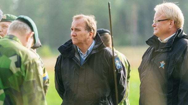 Statsminister Stefan Löfven och försvarsminister Peter Hultqvist (S) vid besök av försvarsövningen Aurora 17.