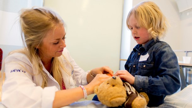 En förälder sa nyligen ”första ronden gick vi mot sjukdomen, andra ronden går vi mot Försäkringskassan” skriver debattörerna.