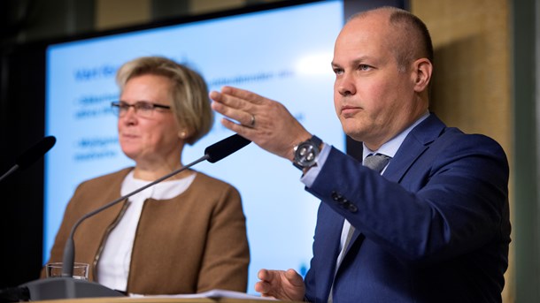 Utredare Petra Lundh och justitieminister Morgan Johansson (S). 