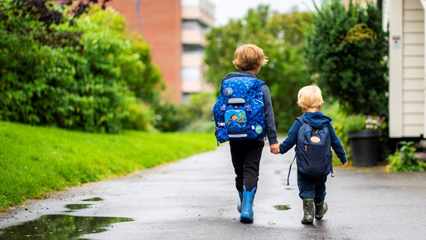 Hur liten skolan än blir i fjällområdet, kan den inte läggas ner eftersom det är orimligt för sexåringar att åka 24 mil per dag till skolan, skriver debattören. 