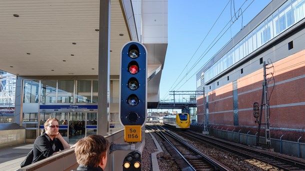 Sverige skulle kunna moderniserar existerande signalanläggning och sedan ta rygg på Tysklands ERTMS-projekt om och när det slutligt klubbas igenom, skriver debattörerna. 