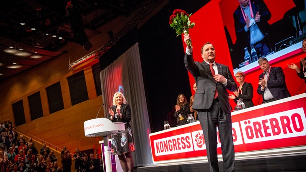 Stefan Löfven får vänta lite längre på att ta emot nästa blombukett på en partikongress.