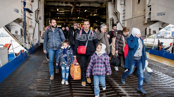 Flyktingar som anlände till Trelleborg i november 2015. Vi motsätter oss en sammanblandning av flyktinginvandring och arbetskraftsinvandring, skriver debattörerna. 