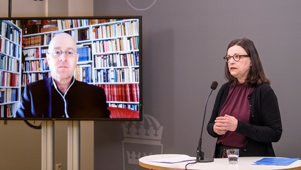 Utbildningsminister Anna Ekström (S) och utredare Björn Åstrand på pressträff av utredningen “En mer likvärdig skola” 27 april 2020.