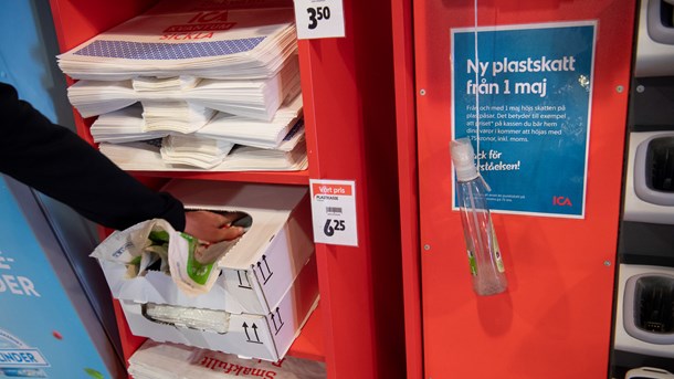 Plastpåseskatt riktar sig mot en viss typ av plastpåse, märkligt nog inte mot alla plastpåsar. Det är kanske det bästa exemplet på vad som skulle kunna kallas ”etikettskatt”, skriver debattörerna. 