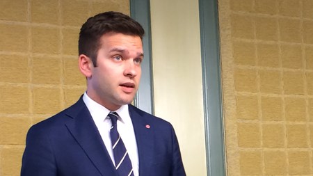 Sjukvårdsminister Gabriel Wikström har tröttnat på att kommunerna stoppar landstingen att införa sprutbytesprogram.