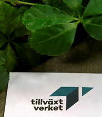 Tillväxtverkets snabba personalökning har skett hastigt och utan tid för personkontroller, vilket är en säkerhetsrisk, skriver utredningen.