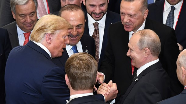 Donald Trump skakar hand med Vladimir Putin medan Recep Tayyip Erdogan och Antonio Guterres ser på, under G-20 summit i Japan, 29 juni 2019.