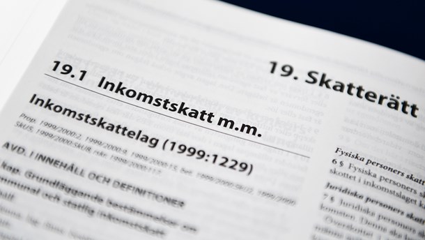 Klåfingriga politiker bör hålla fingrarna borta från skattelagstiftningen när det handlar om att justera de ekonomiska förutsättningarna för en eller annan grupp, skriver debattören. 