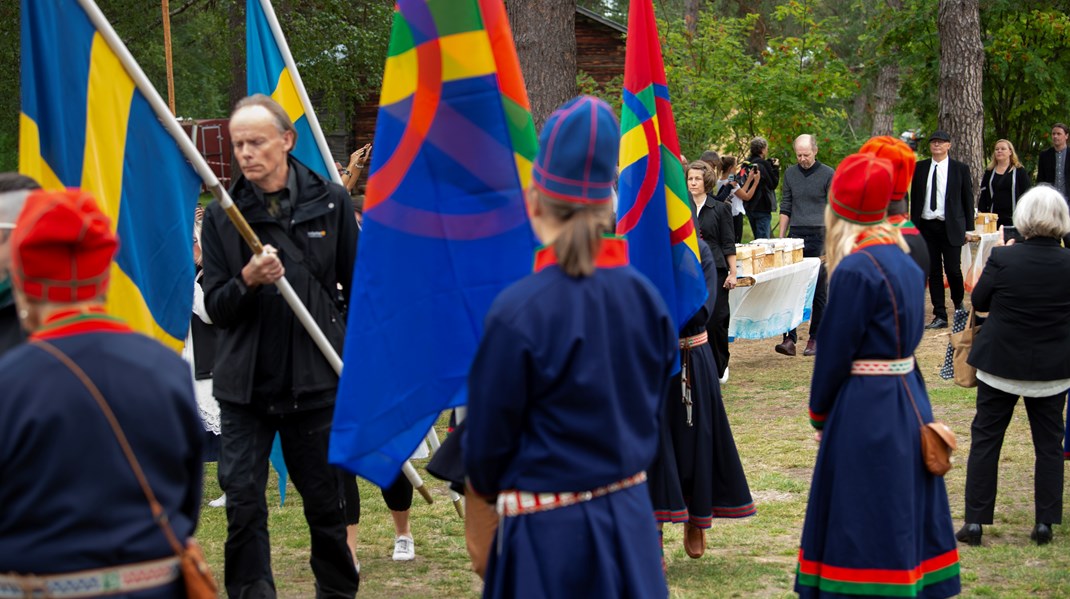 Representanter för Historiska museet återbördar kvarlevorna från samer till kyrkoplatsen på Gammplatsen i Lycksele, där de grävdes upp för omkring 70 år sedan.