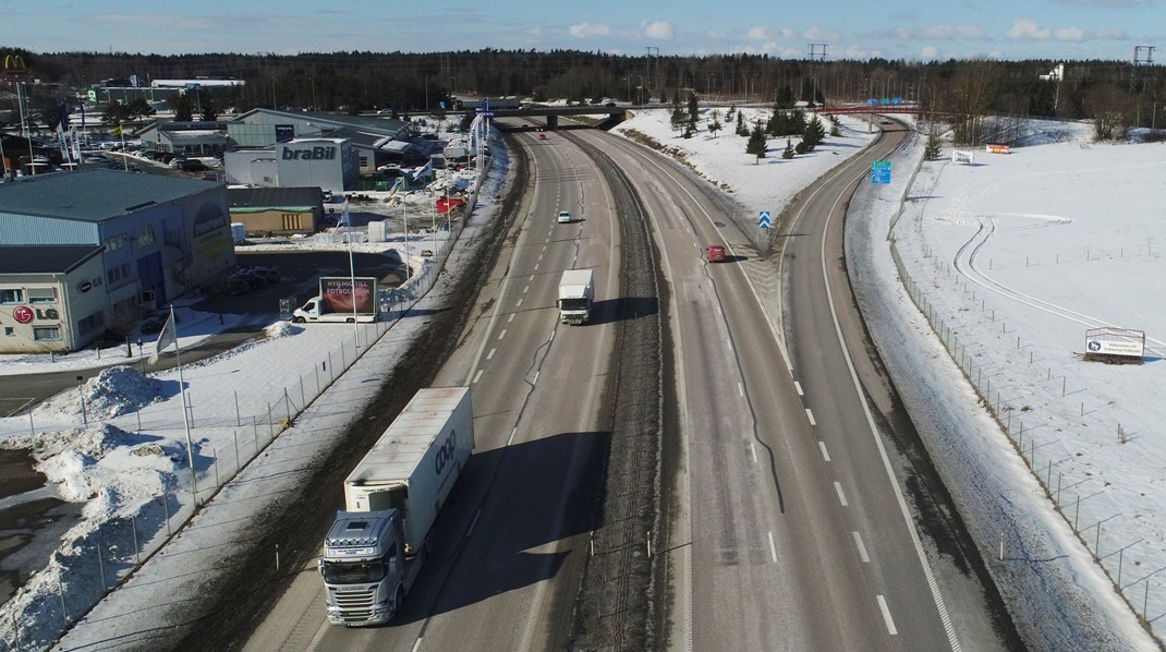 Lätta lastbilar borde inte hanteras i samma system som mindre elbilar. Transportnytta och användningsområde måste värderas högre, skriver debattörerna. 